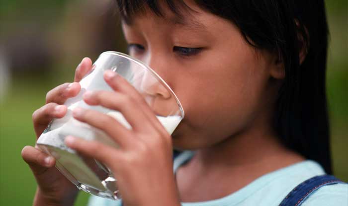 anak minum susu